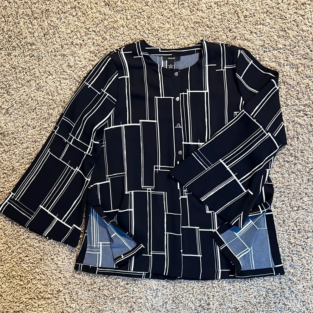 Alfani top, size 12, good condition, pet and smoke free home.